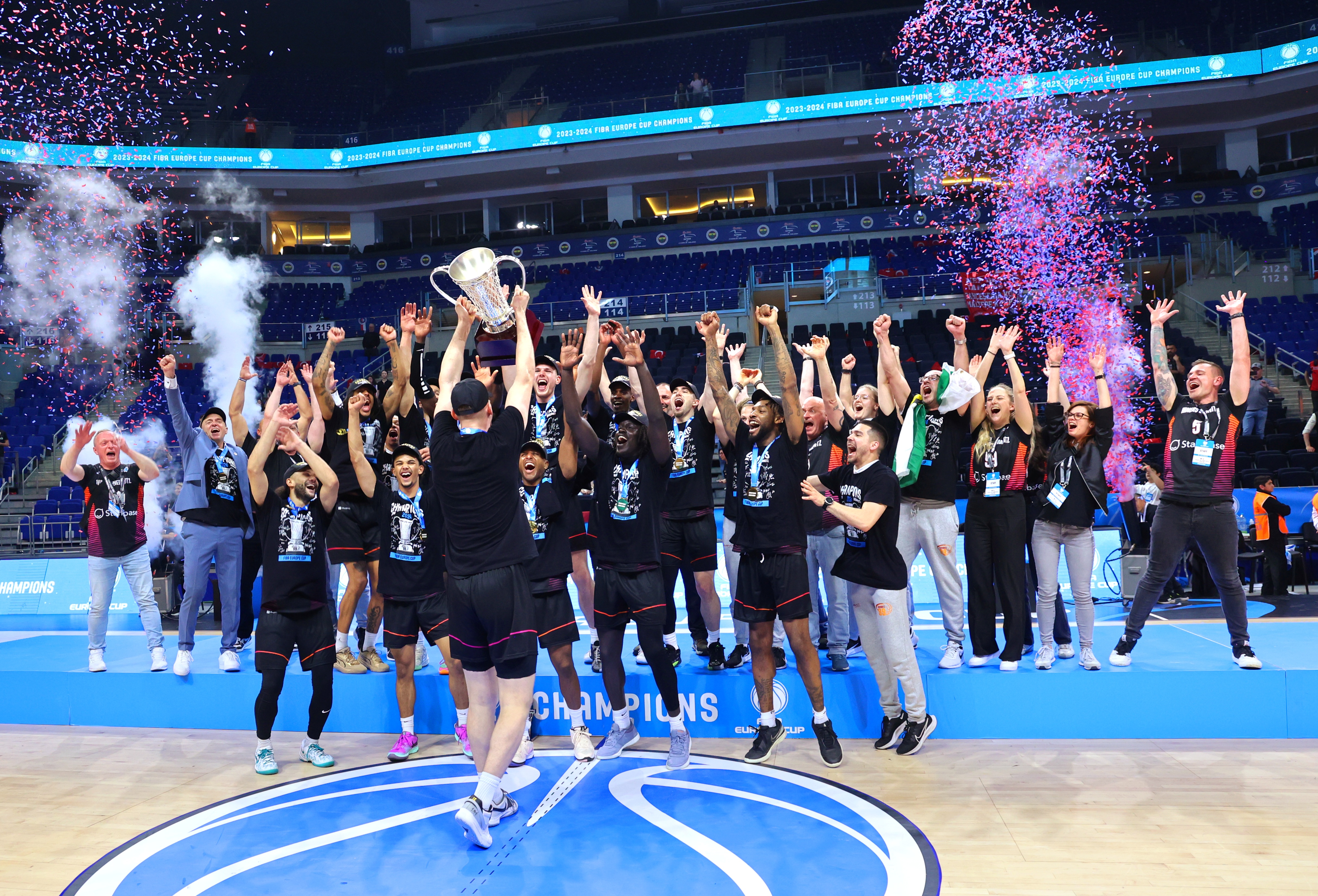 Die Niners Chemnitz haben in einem spannenden Finale den FIBA Europecup gewonnen. Das Foto zeigt Kapitän Jonas Richter mit dem Pokal, der zu seinem Team läuft.