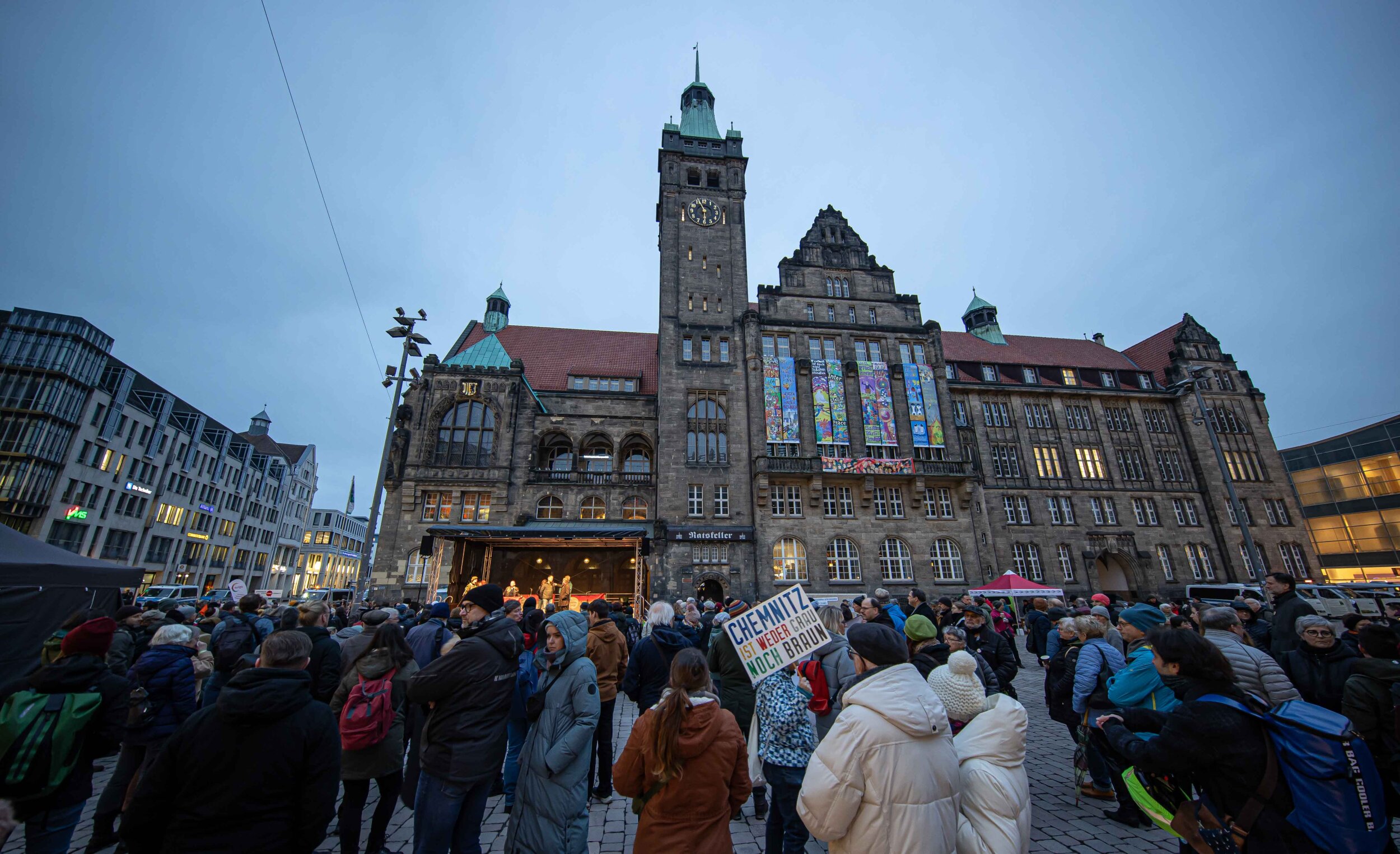 Die Hauptveranstaltung auf dem Neumarkt lockte hunderte Chemnitzerinnen und Chemnitzer an.