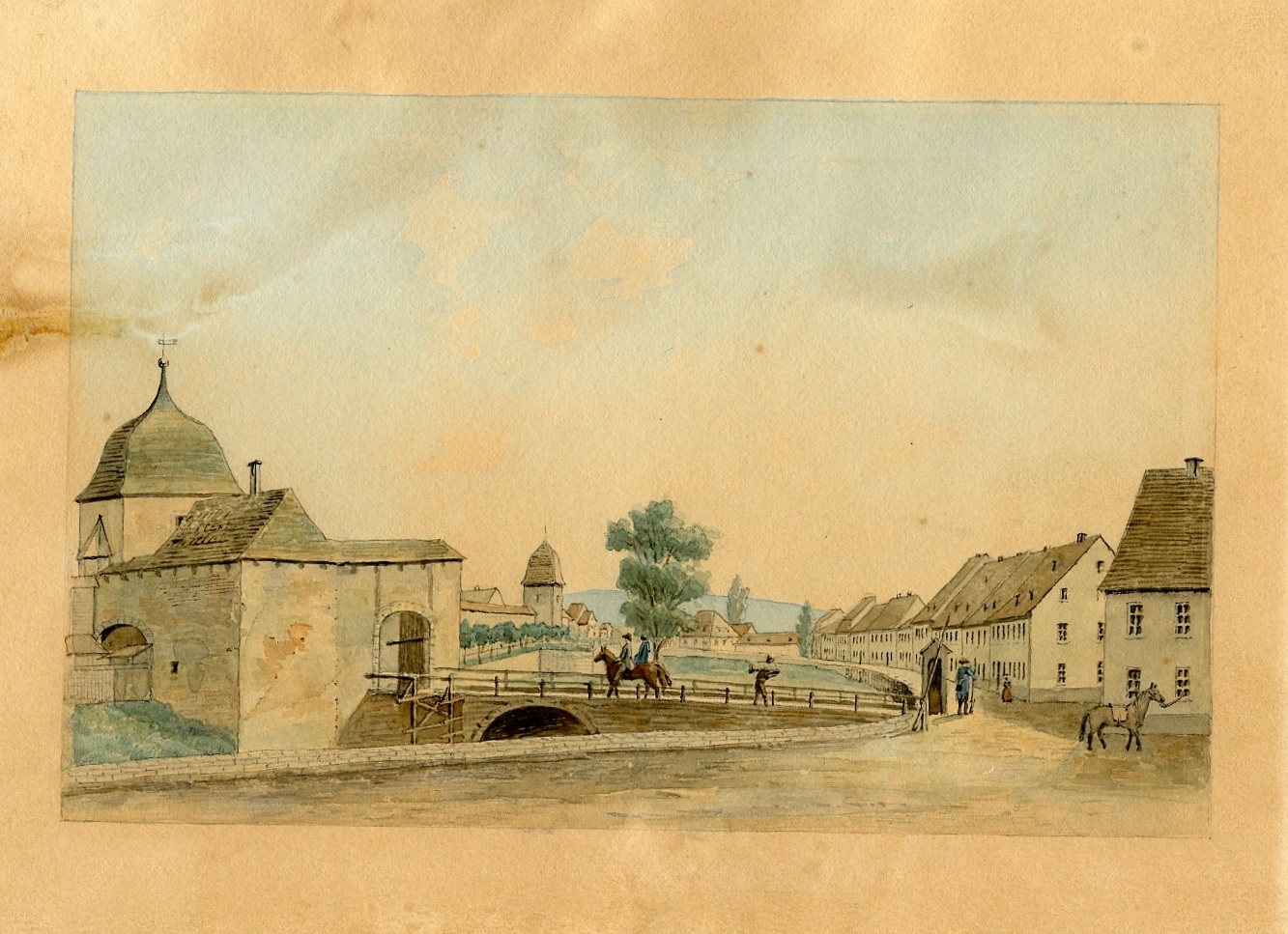 What is known as Schloßbergmuseum and Schloßkirche today used to be a Benedictine monastery. The road that led there from the town went through the Klostertor gate and the monastery district. This watercolour by A. Gottschaldt shows the Klostertor gate around 1820, and is taken from a lithograph by W. Flemming from around 1900.