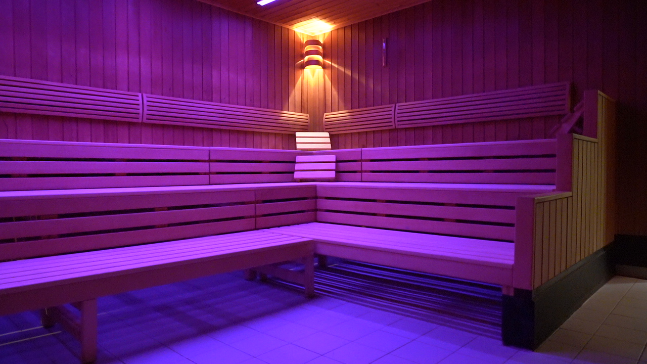 Die Sauna im Stadtbad erstrahlt im lila Licht.