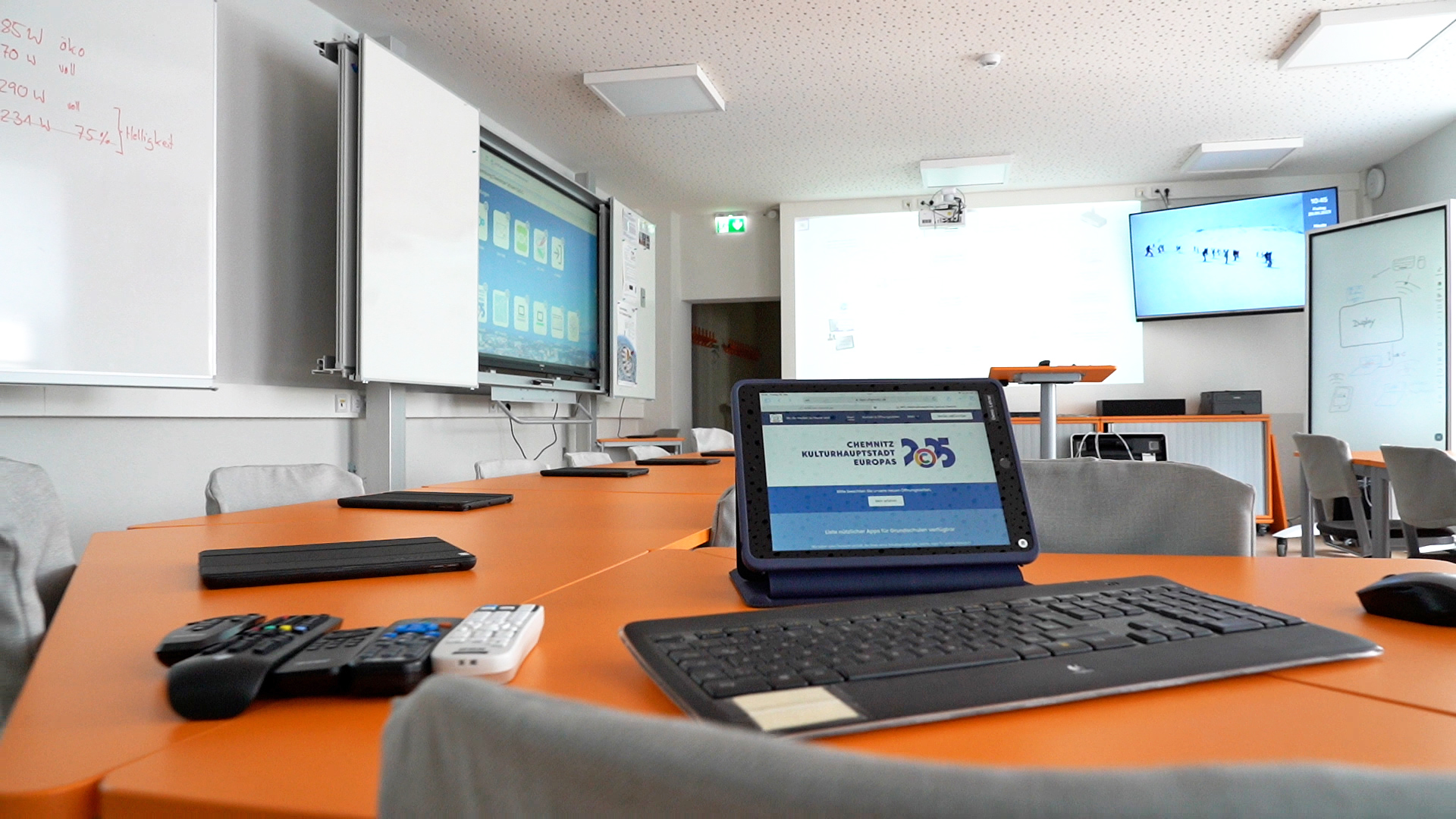 Im Medienpädagogischen Zentrum gibt es ein »digitales Klassenzimmer«. Dort lernen Lehrkräfte, wie sie Geräte wie Tablets und digitale Tafeln im Unterricht am besten einsetzen können.