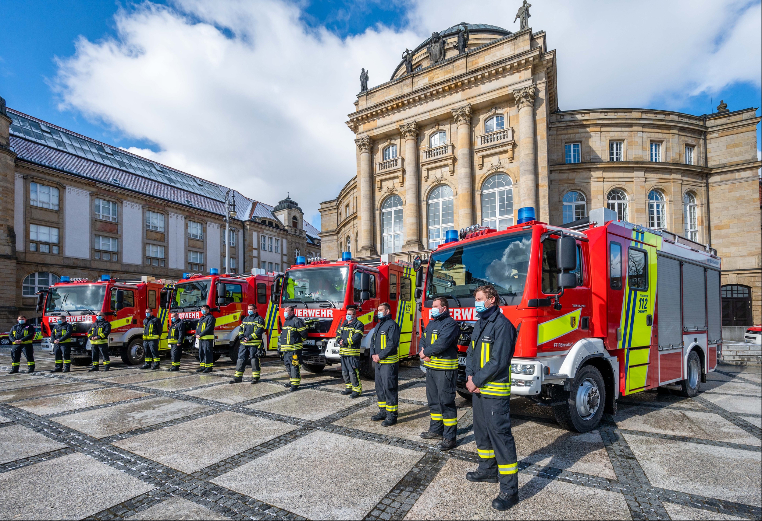 Am 20. März übergab Oberbürgermeister Sven Schulze auf dem Theaterplatz vier neue Fahrzeuge an Freiwillige Feuerwehren in Chemnitz. Die Gesamtkosten der Fahrzeuge belaufen sich auf rund 1,46 Millionen Euro. Davon kommen 516.000 Euro Fördermittel vom Freistaat.