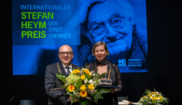 Die Preisträgerin des Internationalen Stefan-Heym-Preises 2023 Jenny Erpenbeck und Oberbürgermeister Sven Schulze. Beide sind förmlich gekleidet und lächeln in die Kamera. 