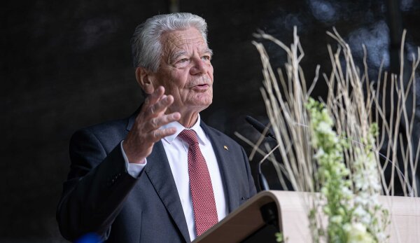 Das Bild zeigt Altbundespräsident Joachim Gauck während seiner Rede bei seinem Besuch in Chemnitz am 17. Juni.