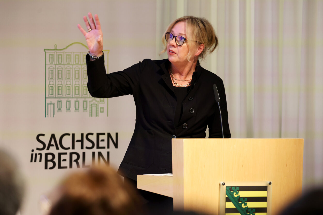 Kulturbürgermeisterin Dagmar Ruscheinsky bei der Vorstellung des Beitrages der Stadt Chemnitz in der sächsischen Landesvertretung.