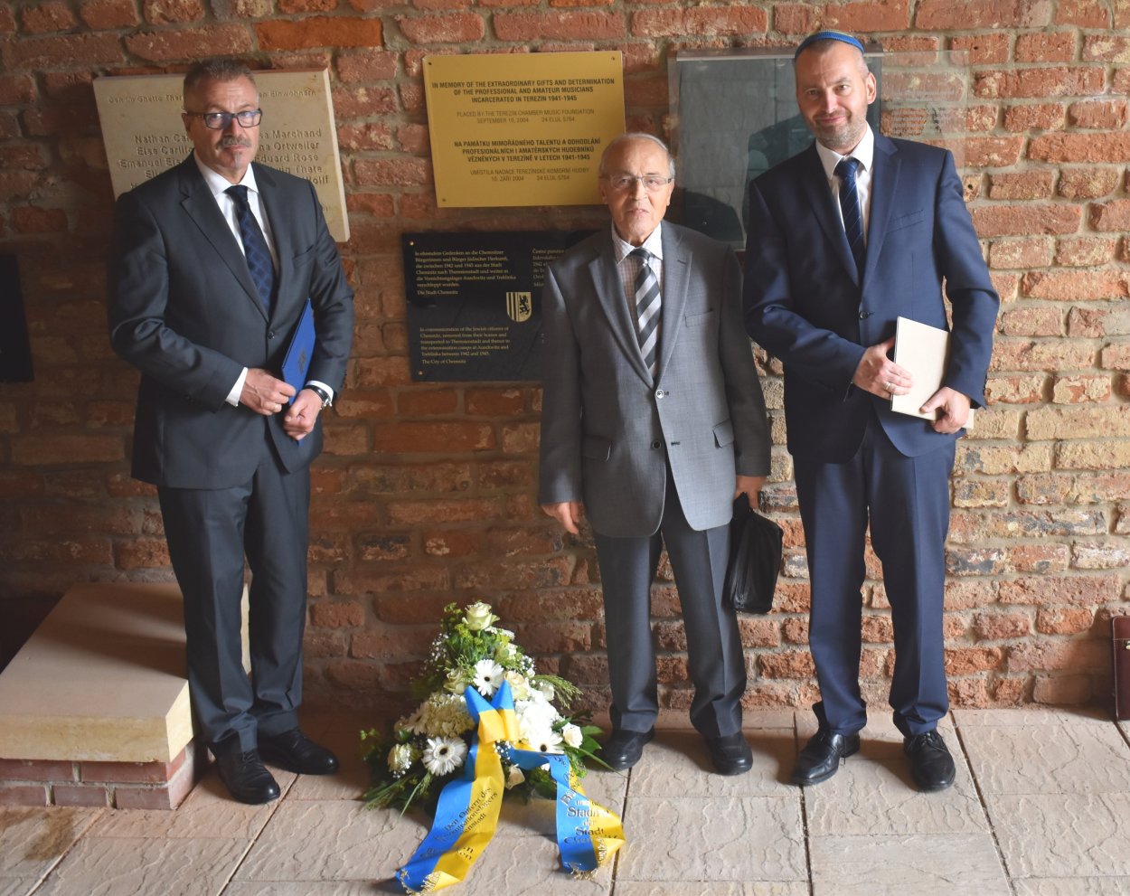 Im Bild (vlnr): Miko Runkel, Siegmund Rotstein und Dr. Jan Roubinek, Leiter der Gedenkstätte