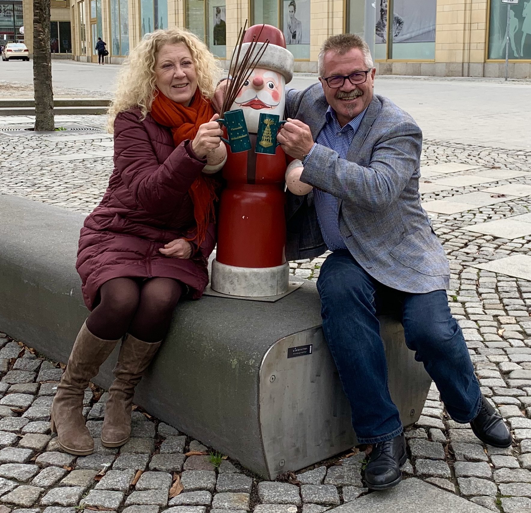 Bürgermeister Miko Runkel und die Abteilungsleiterin Marktwesen, Liane Barth, mit der neuen Weihnachtsmarkttasse