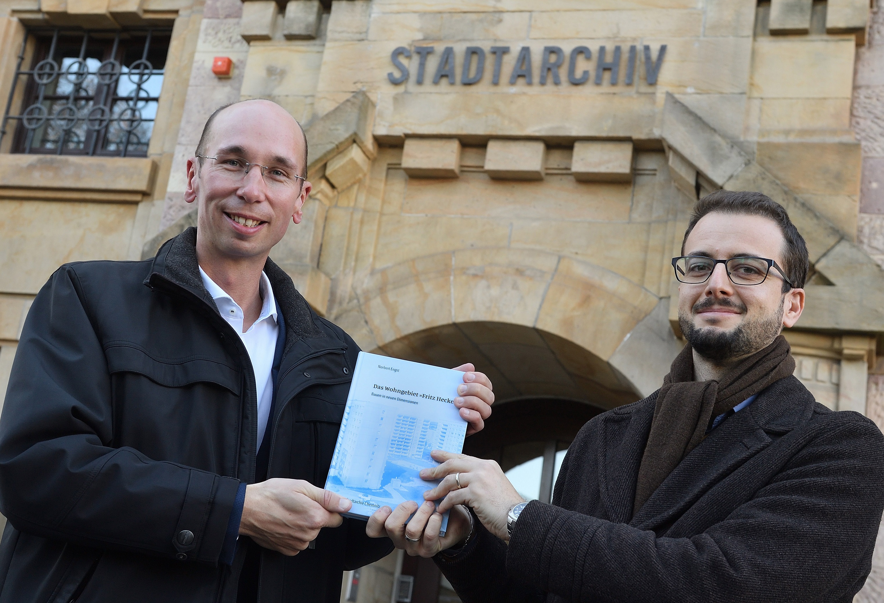 Der Autor Norbert Engst (links) und Dr. Paolo Cecconi, Leiter des Stadtarchivs der Stadt Chemnitz, präsentieren gemeinsam die Neuerscheinung