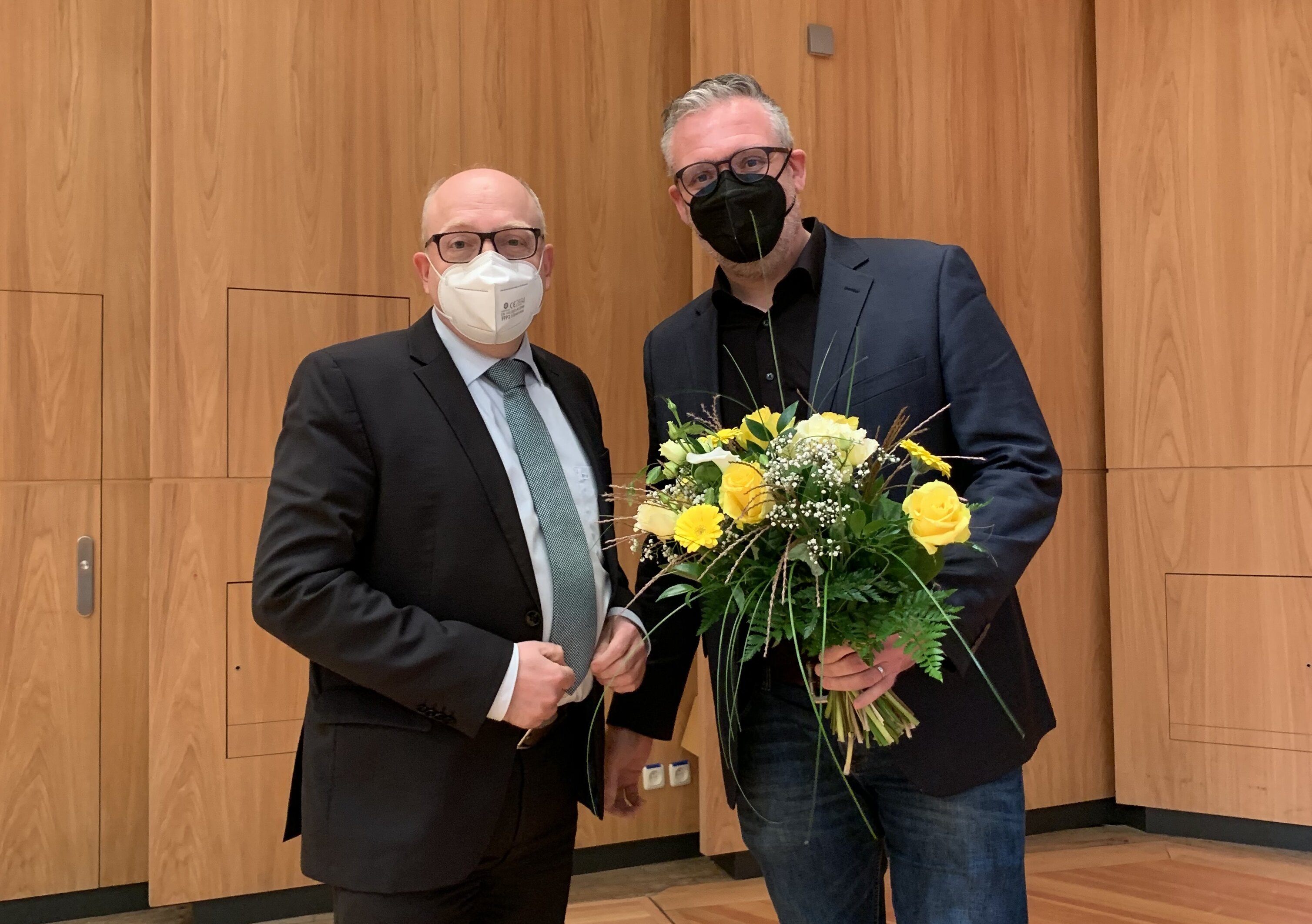 Oberbürgermeister Sven Schulze gratuliert Martin Reinhold zur Wahl als neuer Amtsleiter des Tiefbauamtes