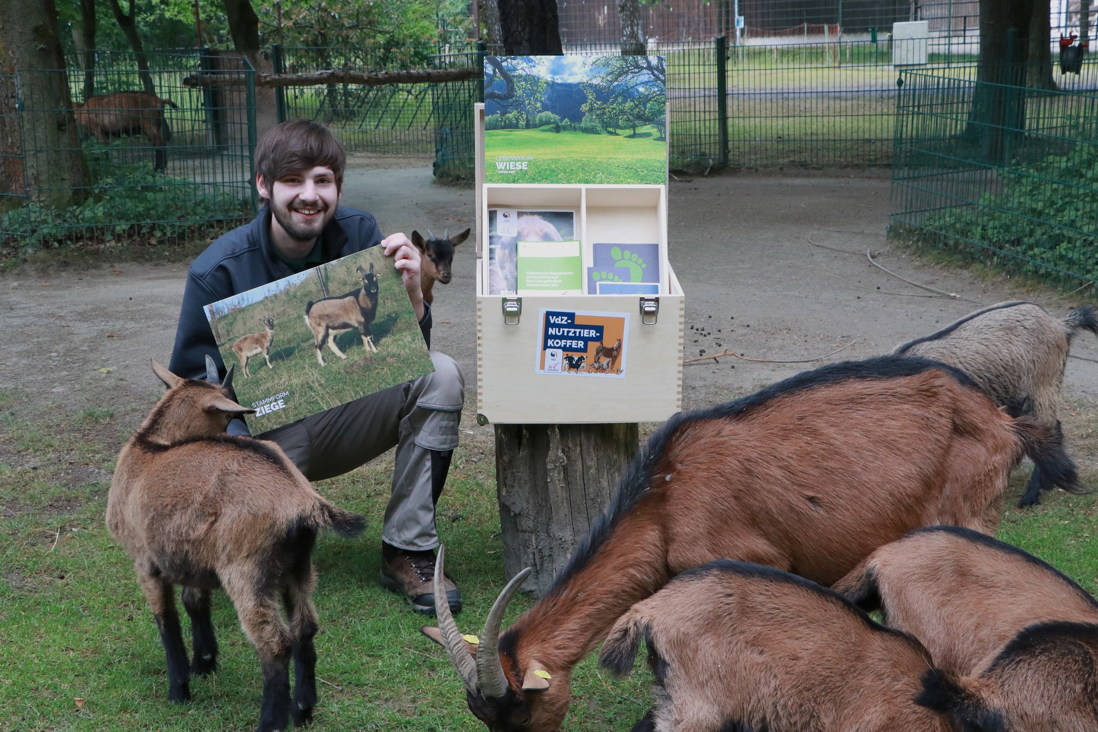Fabian Olbrich vom Tierpark Chemnitz präsentiert den Nutztierkoffer.