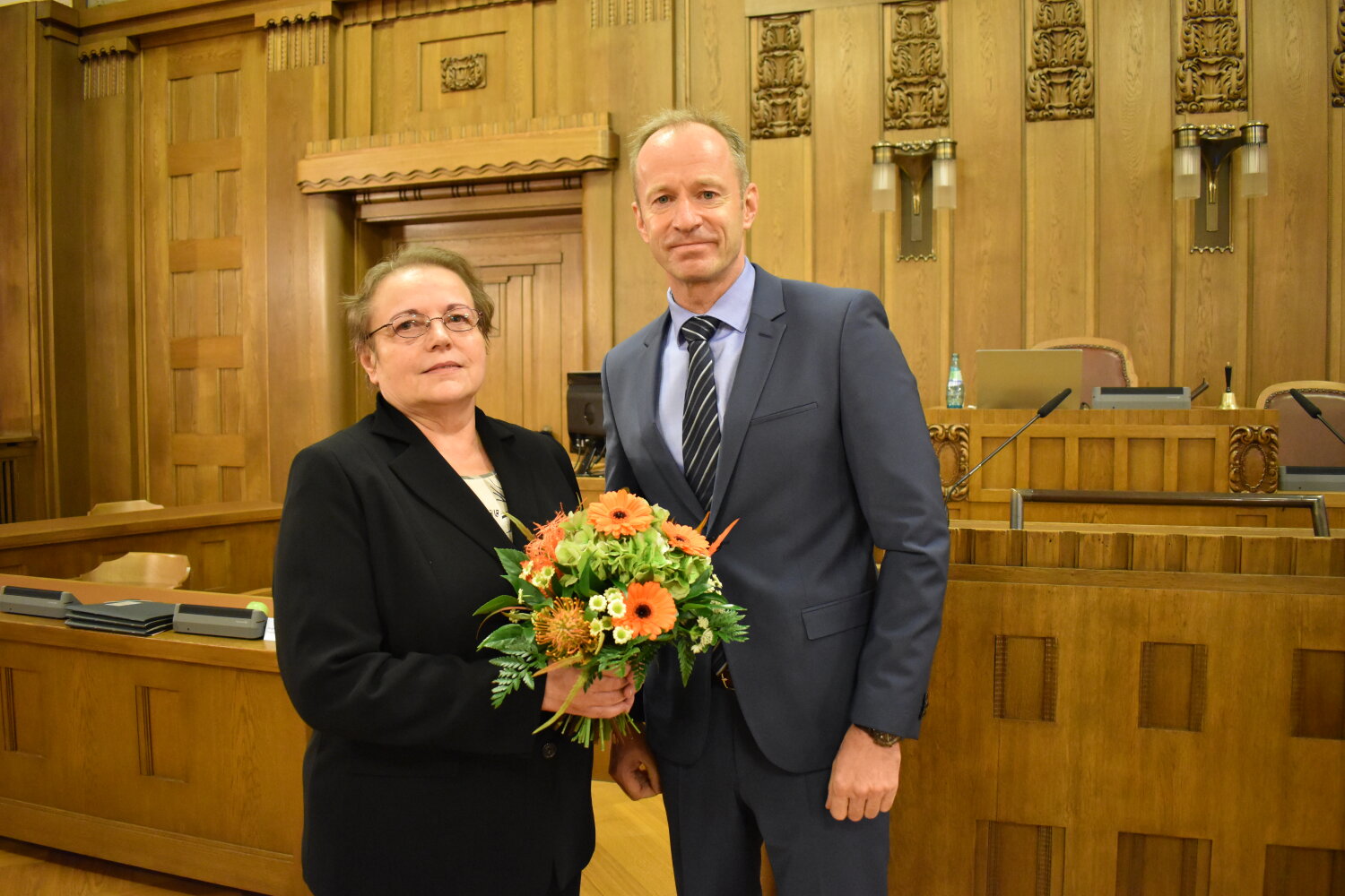 Bürgermeister Knut Kunze (r.) gratuliert Carina Kühnel, die zur Amtsleiterin für das Umweltamt gewählt wurde. 