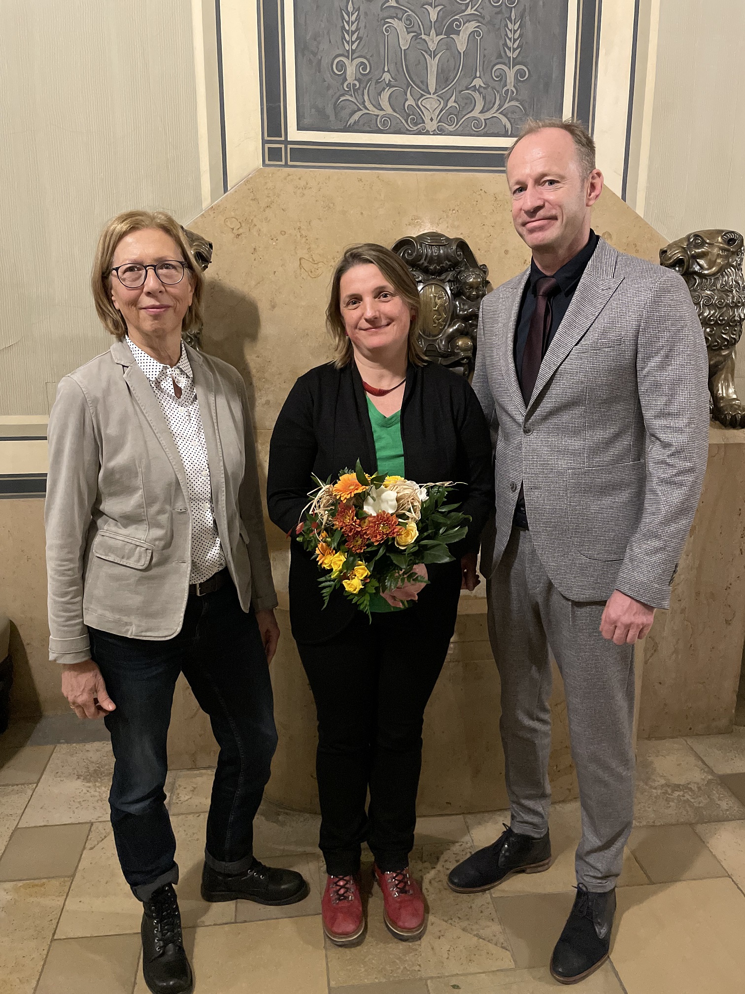 Bürgermeister Knut Kunze (r.) mit der scheidenden Leiterin des FBB, Heike Decker (l.) und der neuen Leiterin, Wilma Meyer (Mitte)
