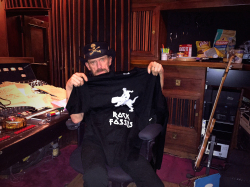 Lemmy Killmister präsentiert ein T-Shirt zur „ROCK FOSSILS“-Ausstellung