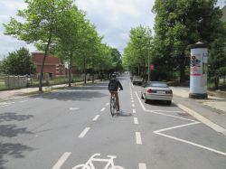 Schutzstreifen für Radfahrer  Hier: Straße der Nationen