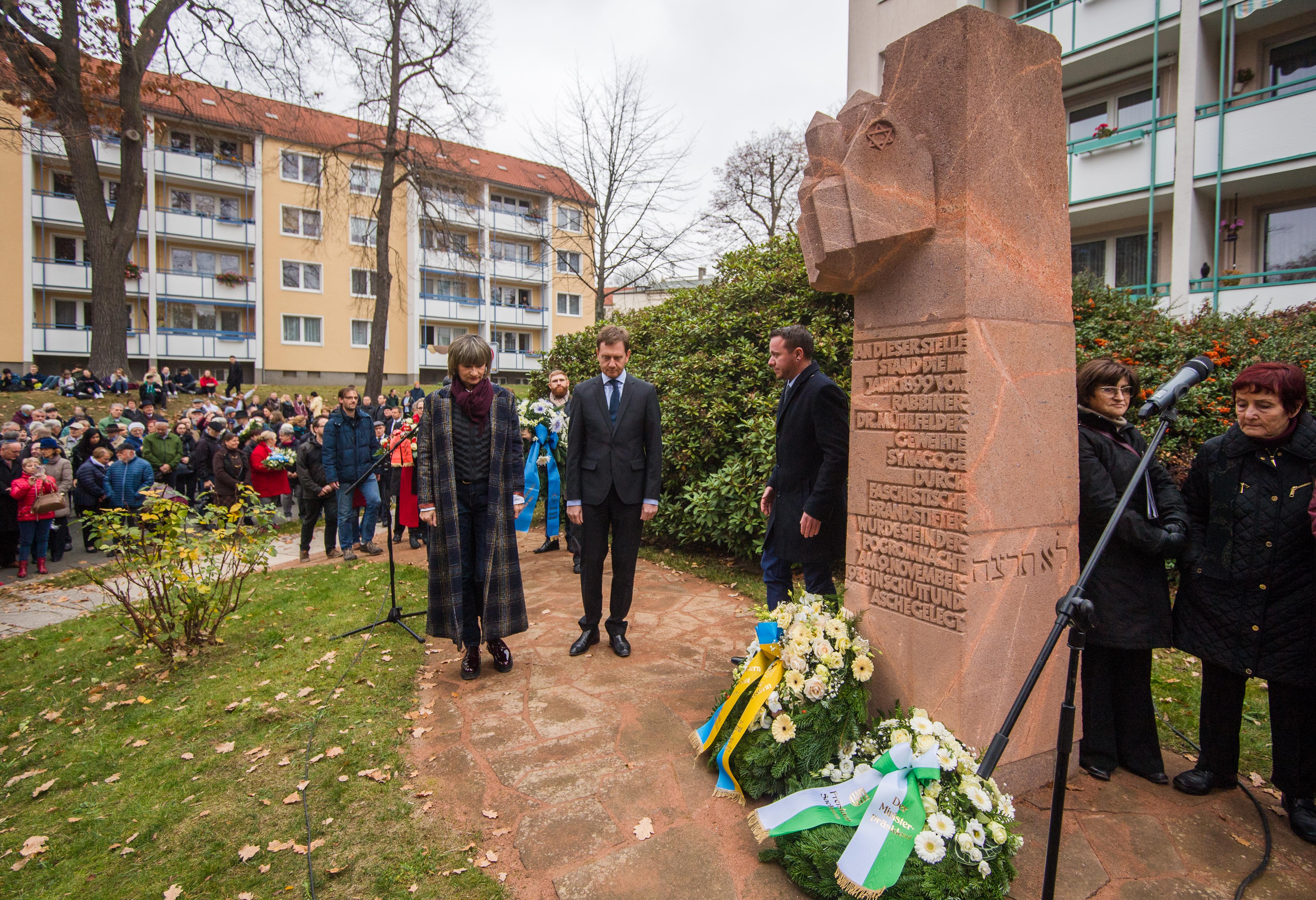 Rund 450 Bürgerinnen und Bürger nahmen an der Gedenkveranstaltung teil, unter ihnen der Sächsische Ministerpräsident.