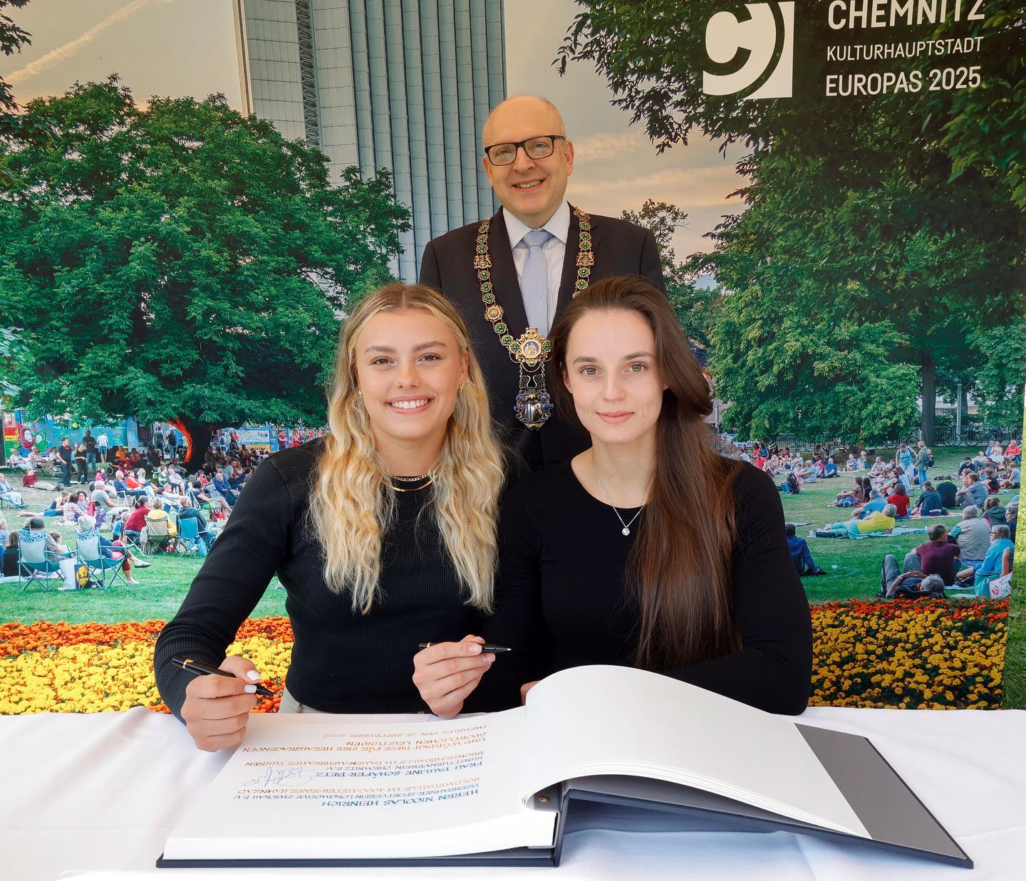 Emma Malewski und Pauline Schäfer-Betz haben sich am 25. September ins Goldene Buch der Stadt Chemnitz eingetragen.