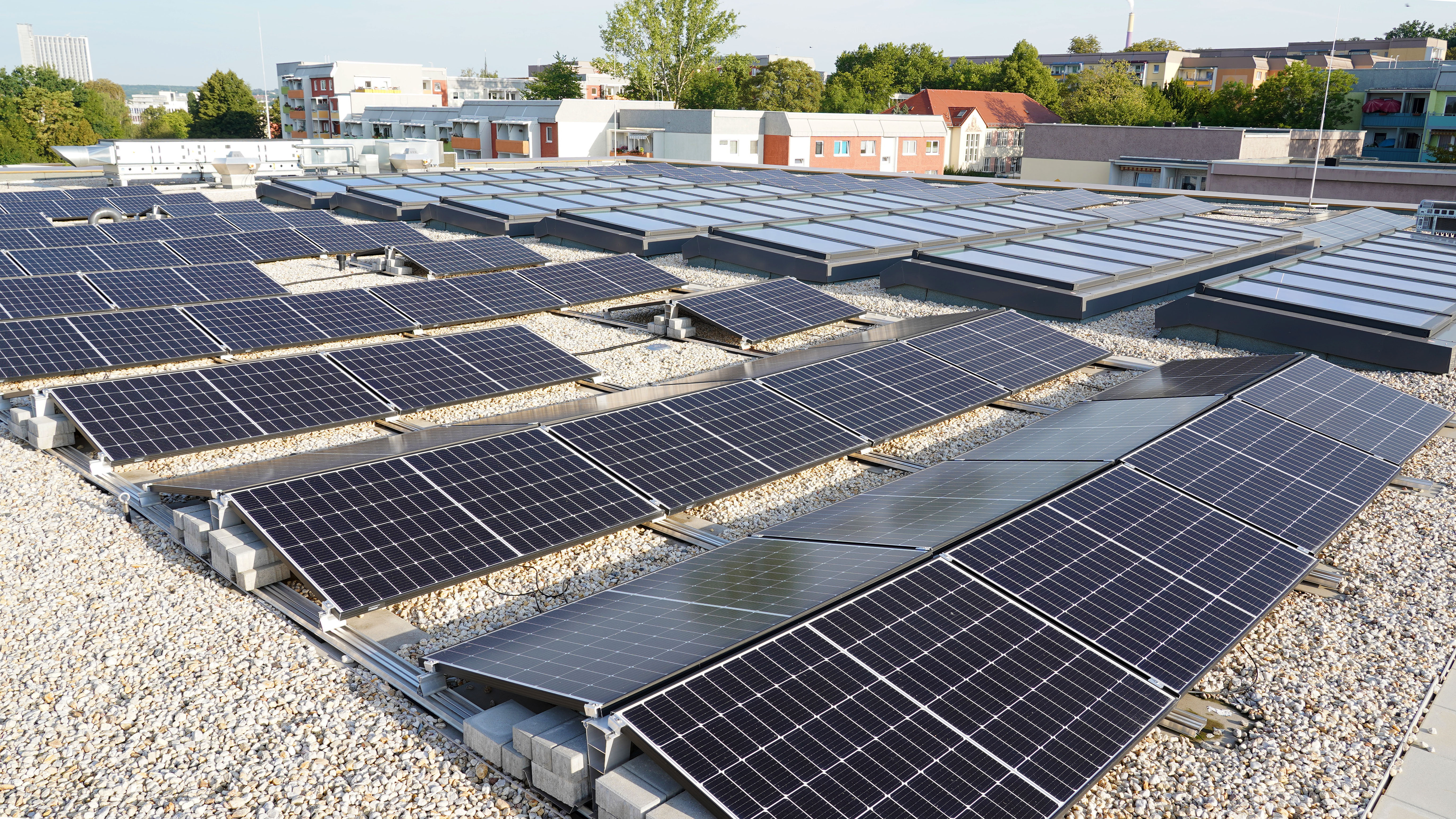Photovoltaik-Anlage auf dem Dach der neuen Grundschule am südlichen Sonnenberg.
