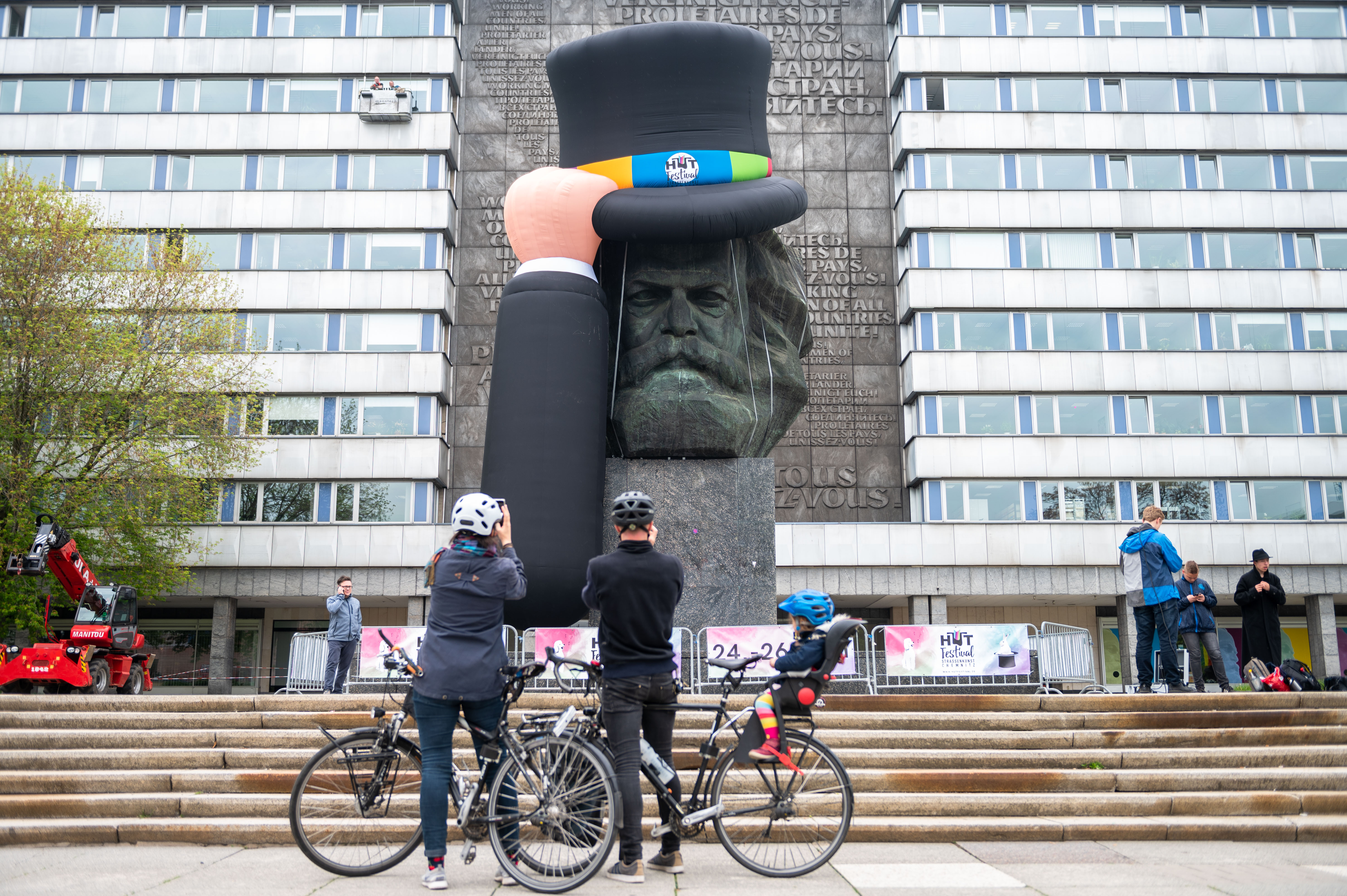 Zum Chemnitzer Hutfestival trägt auch das Karl-Marx-Monument Hut
