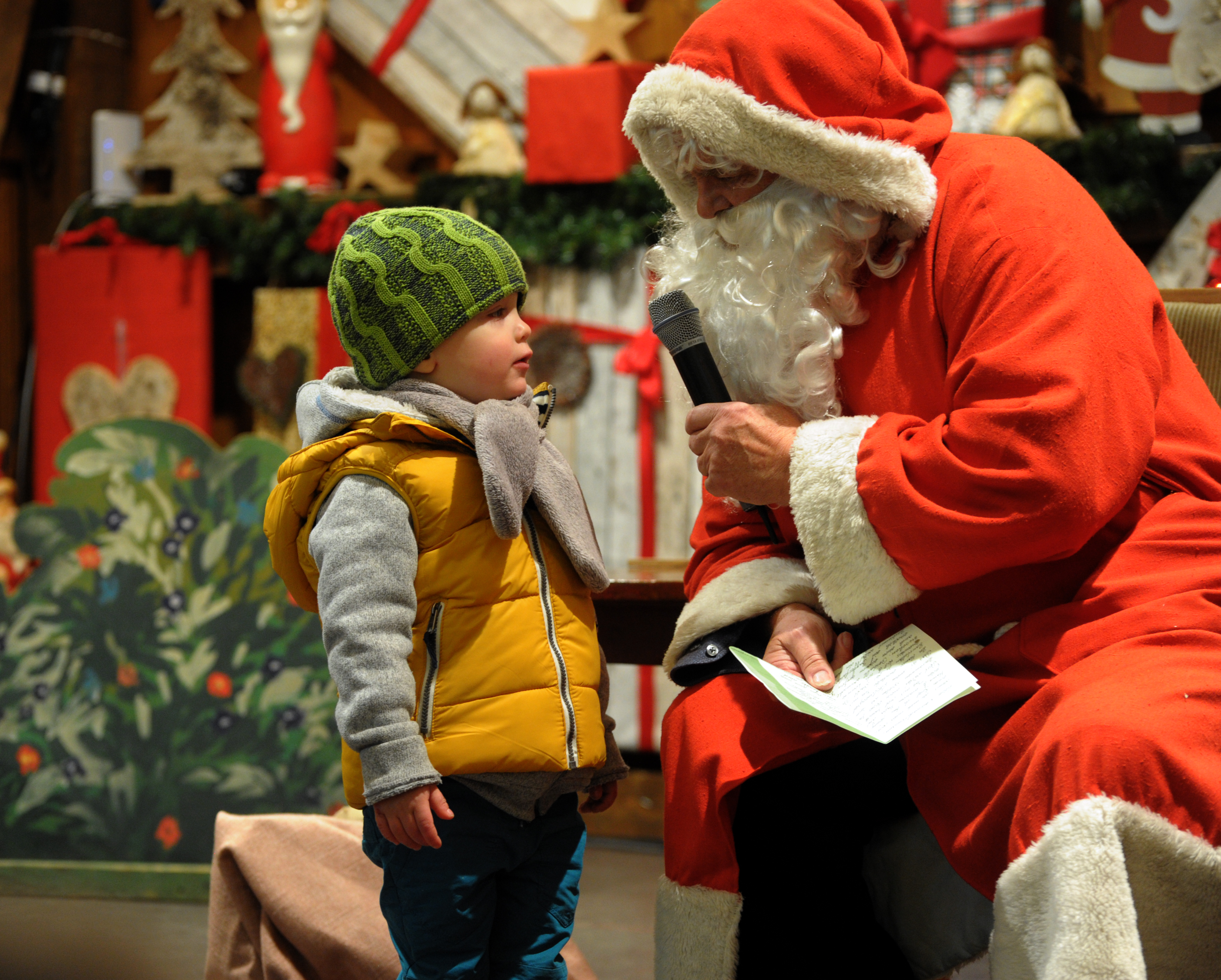 Der Weihnachtsmann besucht auch 2022 an jedem Abend die Kinder auf dem Weihnachtsmarkt