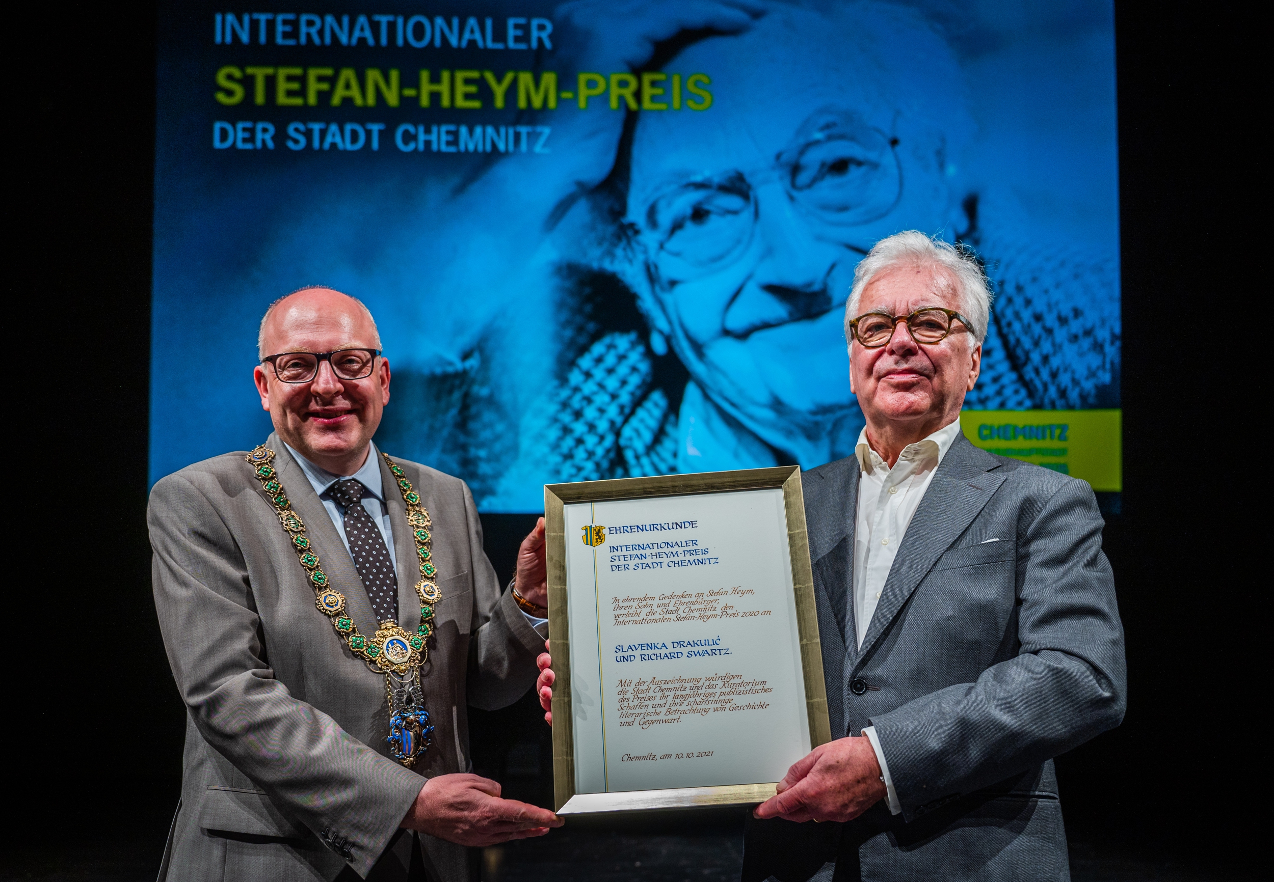 Der Preisträger Richard Swartz und Oberbürgermeister Sven Schulze mit der Ehrenurkunde