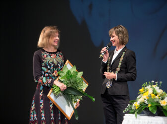 Joanna Bator - Stefan Heym Preisträgerin 2017 mit Oberbürgermeisterin Barbara Ludwig