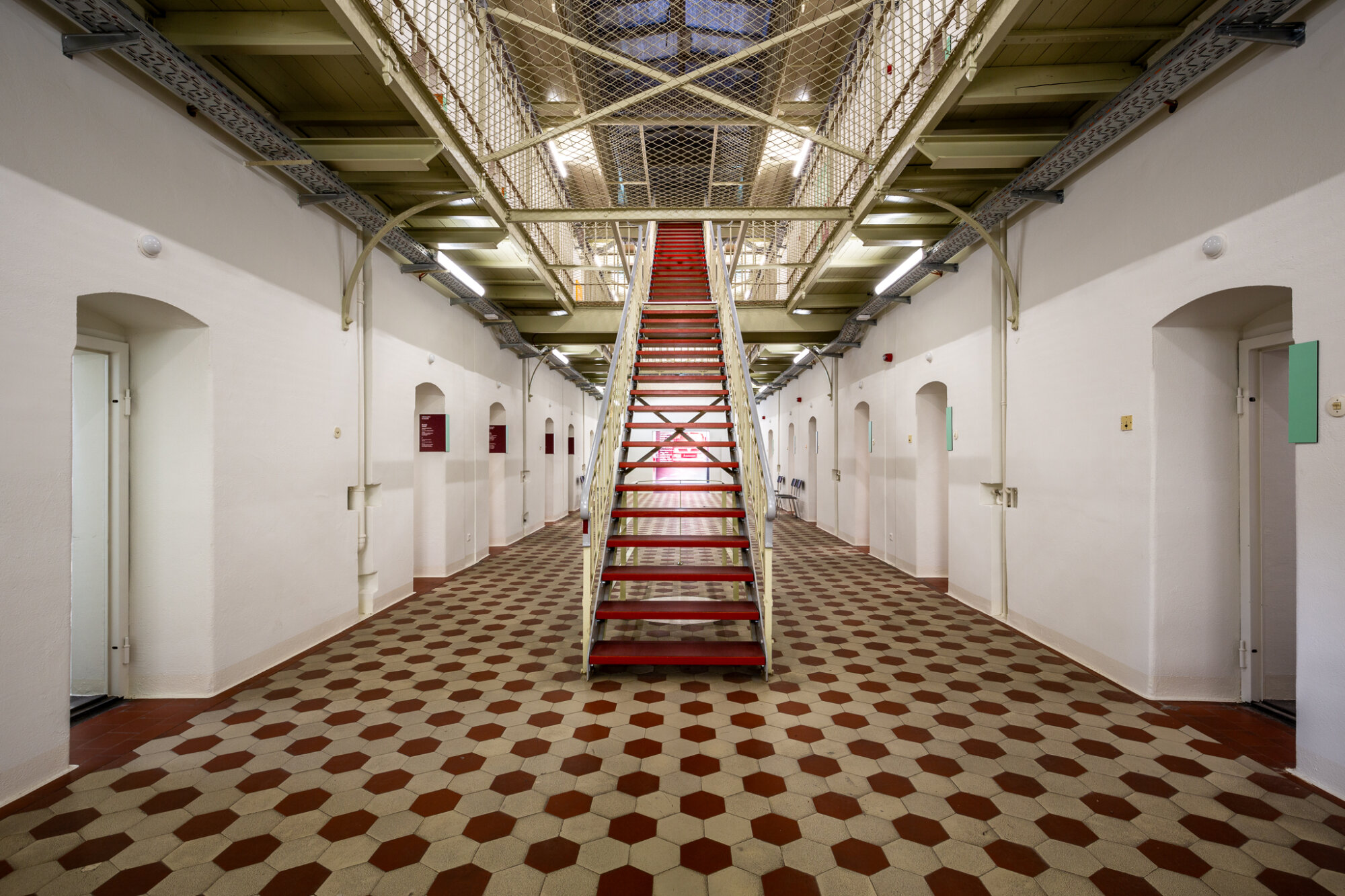 The detention hall of the former prison wing B: In the former cells, prisoners' fates are told from the time of prisoner release, Stasi pre-trial detention and the Soviet secret police NKVD/MGB, but also from the National Socialist era.