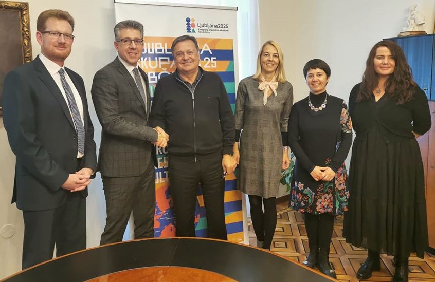 2019 unterzeichnete Zoran Janković, Oberbür-germeister von Ljubljana, im Beisein von Bürgermeister Ralph Burghart die Kooperationsvereinbarung mit Chemnitz