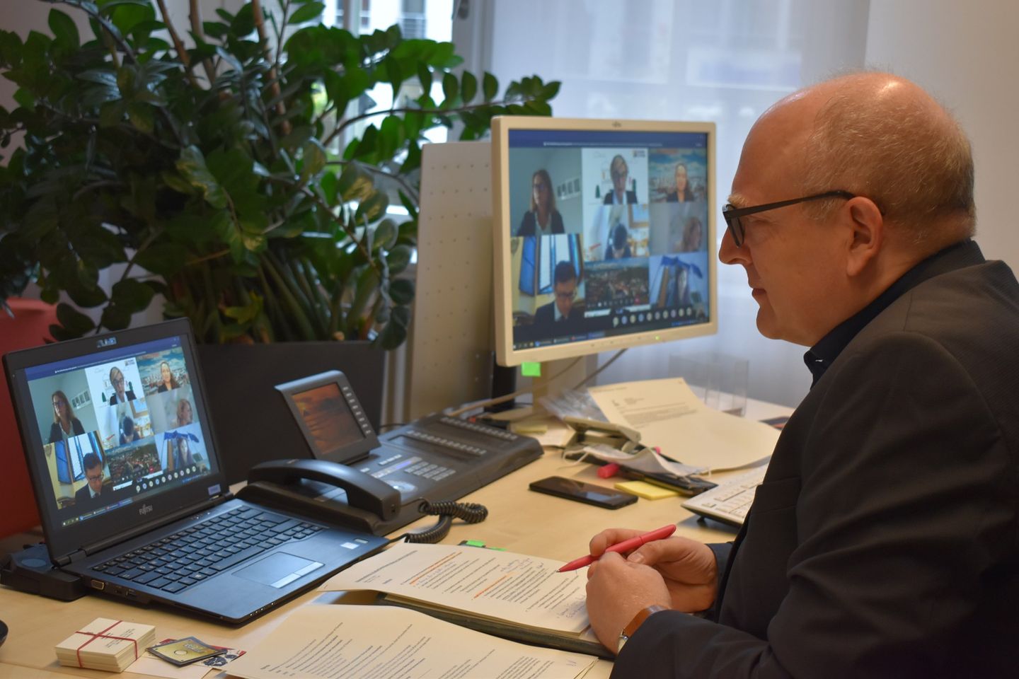 Mayor Sven Schulze at the video conference with his counterparts and the EU Commissioner