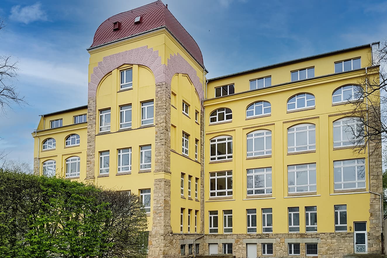 The Stefan-Heym-Gymnasium will be located in a former factory building at Seumestraße 2-6, very close to the Schloßteich pond.