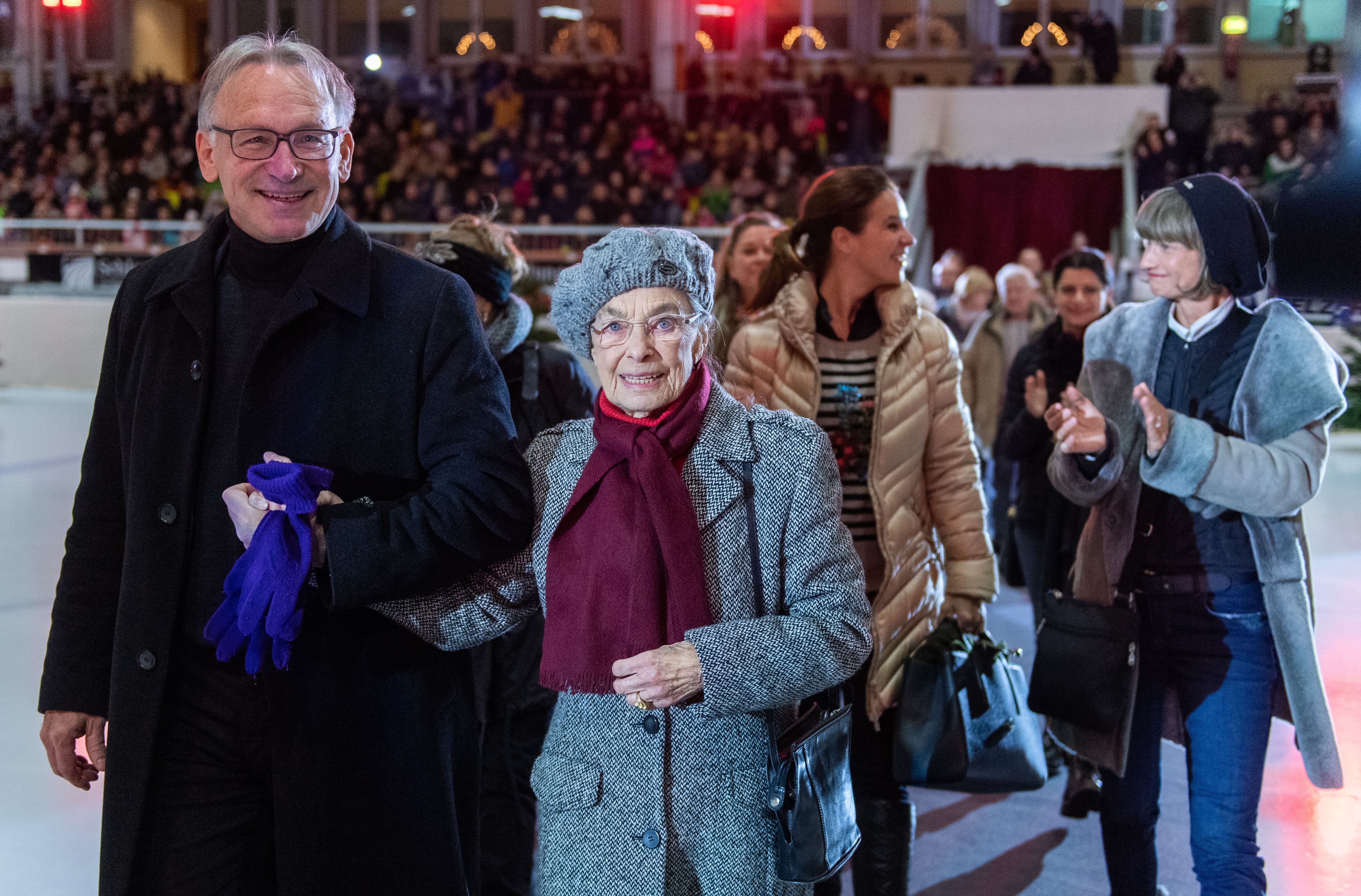 Ovationen für Jutta Müller zum 90. Geburtstag, hier mit Jan Hoffmann - im Hintergrund Katarina Witt und Oberbürgermeisterin Barbara Ludwig  