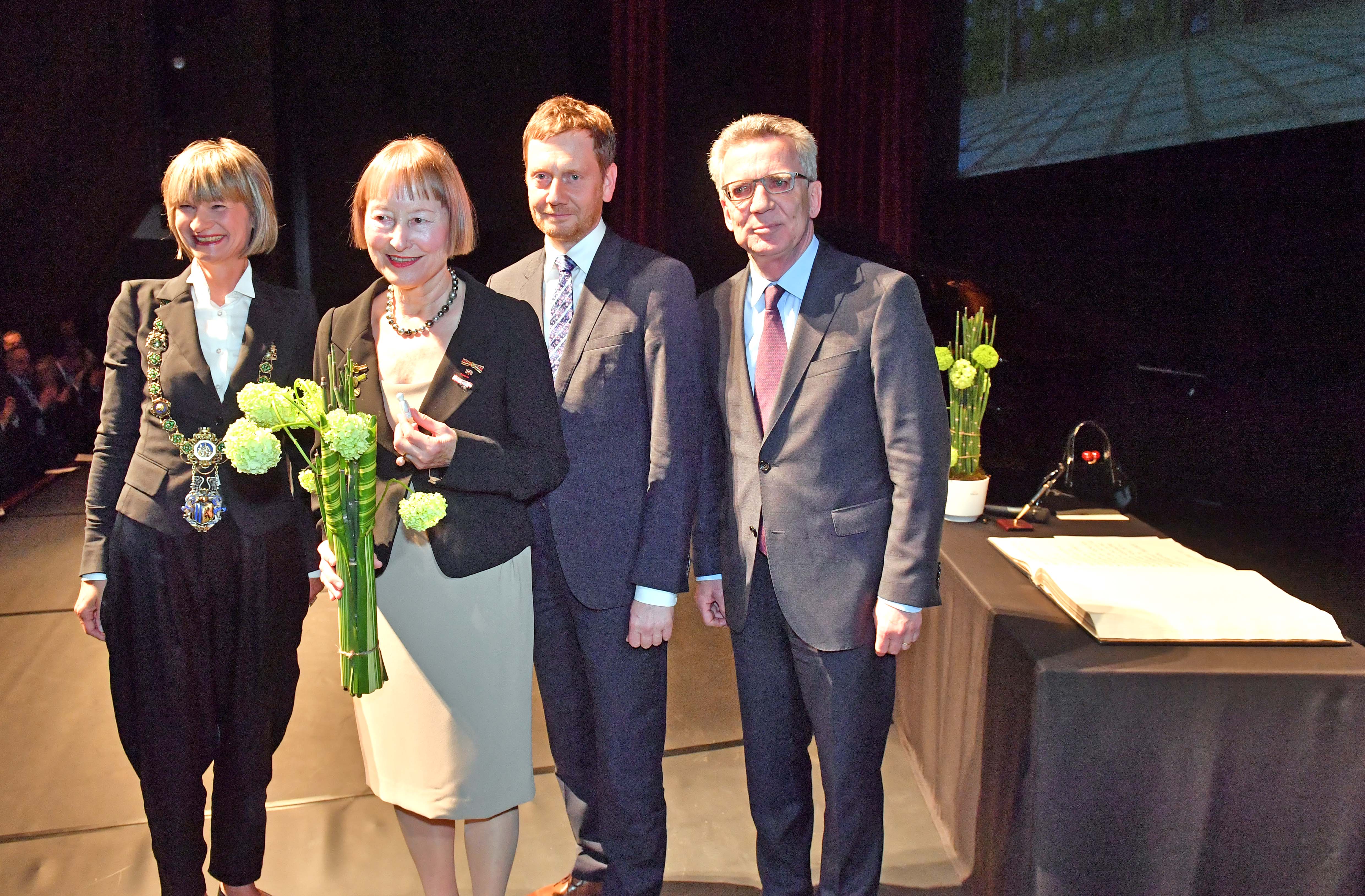 Ingrid Mössinger nach der Ehrung mit dem Sächsischen Ministerpräsidenten Michael Kretschmer und dem Laudator Dr. Thomas de Maizière