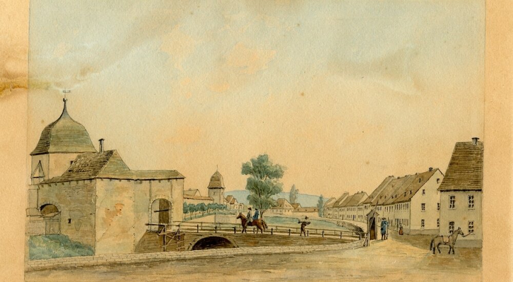 What is known as Schloßbergmuseum and Schloßkirche today used to be a Benedictine monastery. The road that led there from the town went through the Klostertor gate and the monastery district. This watercolour by A. Gottschaldt shows the Klostertor gate around 1820, and is taken from a lithograph by W. Flemming from around 1900. 