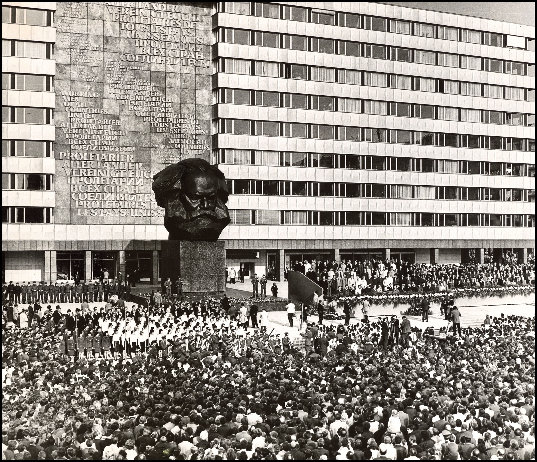Vor etwa 250.000 Menschen wurde am 9. Oktober 1971 das Karl-Marx-Monument feierlich enthüllt.