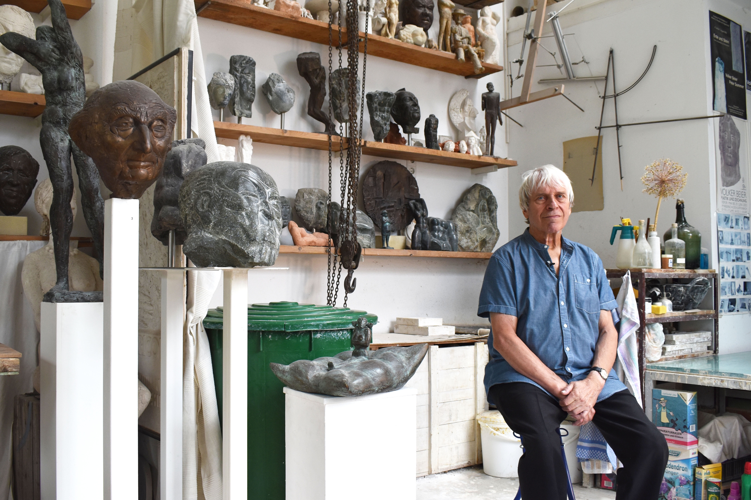 Bildhauer Volker Beier in seinem Atelier im Erzgebirge.