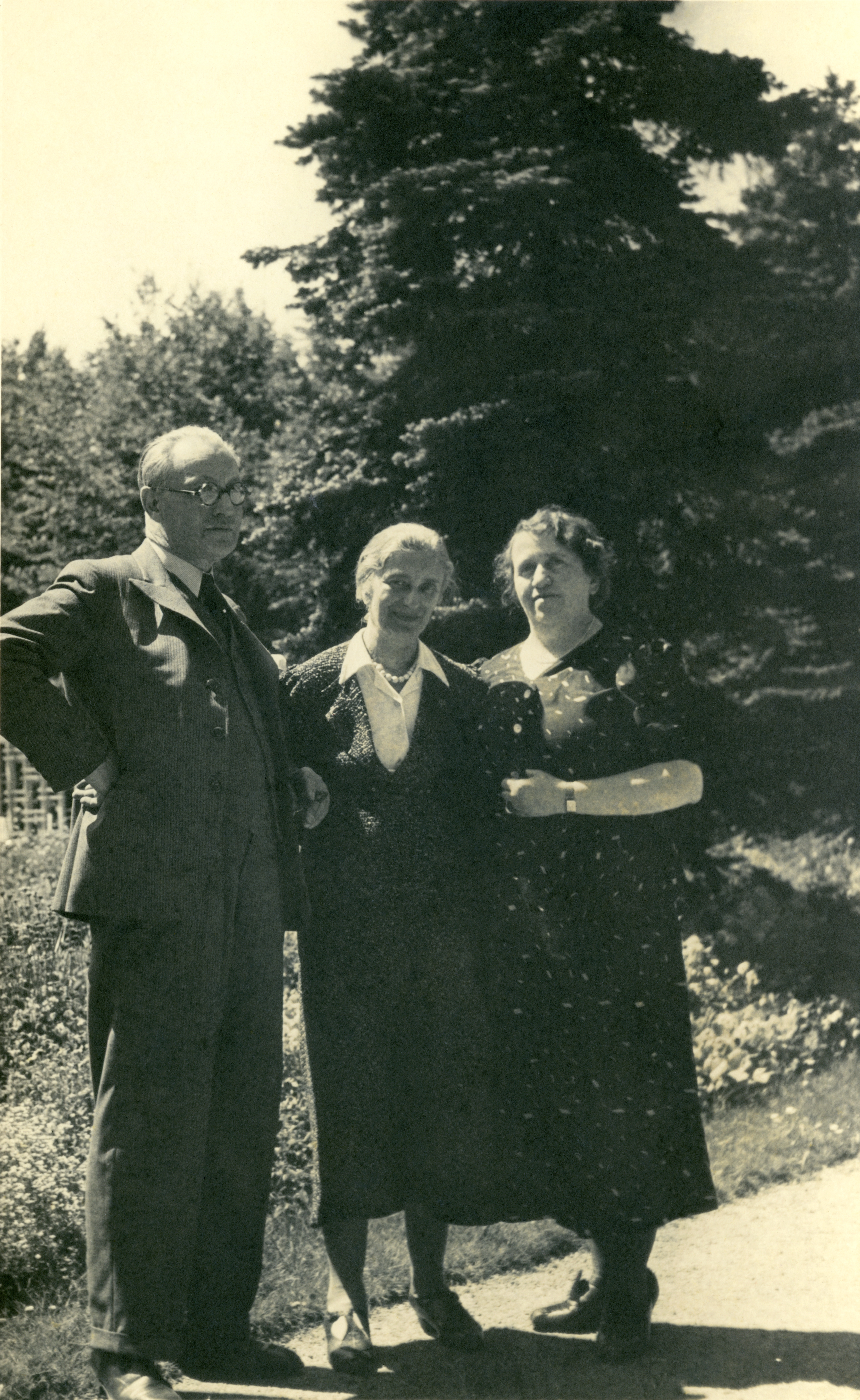 Elsa Hauptmann (rechts) mit den Eheleuten Archenhold, mit denen sie sich gemeinsam mit Elsa Flieg-Fuchs und dem Ehepaar Horn eine Wohnung in einem Chemnitzer Judenhaus teilen musste.
