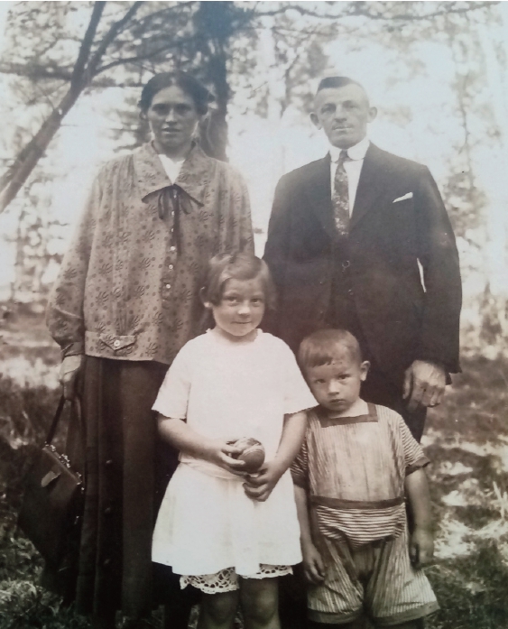 Helene Nestler mit ihrer Familie