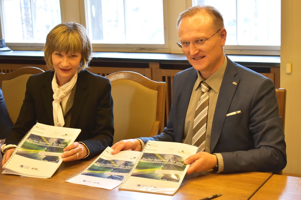 Oberbürgermeisterin Barbara Ludwig und Roland Warner, Geschäftsführer der eins energie in sachsen GmbH & Co. KG, bei der Vertragsunterzeichnung zum Breitbandausbau.