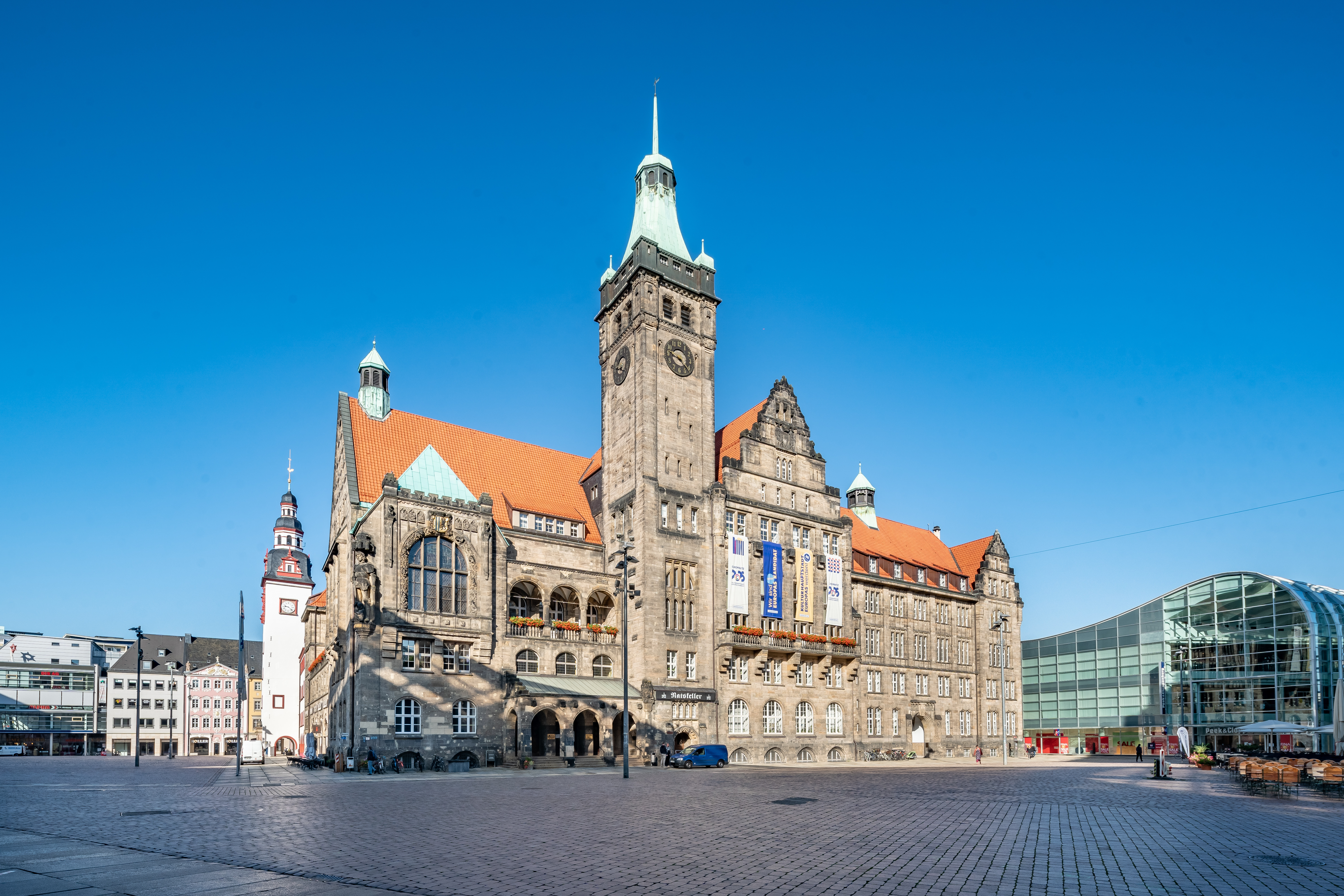 Das Chemnitzer Rathaus mit den Kulturhauptstadt-Bannern.