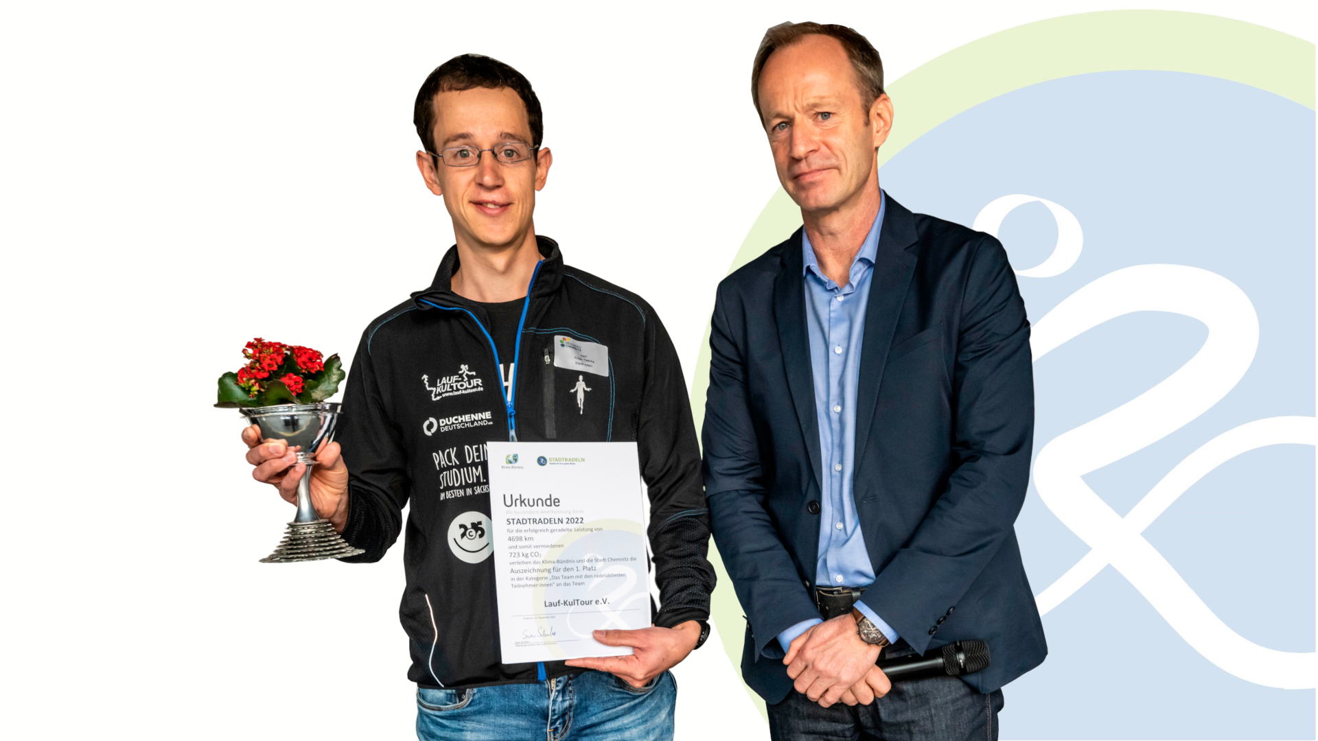 Bürgermeister Knut Kunze überreichte den Preis und die Urkunde an den Vertreter des Teams Lauf-KulTour e. V. als Team mit den radelaktivsten Teilnehmer:innen