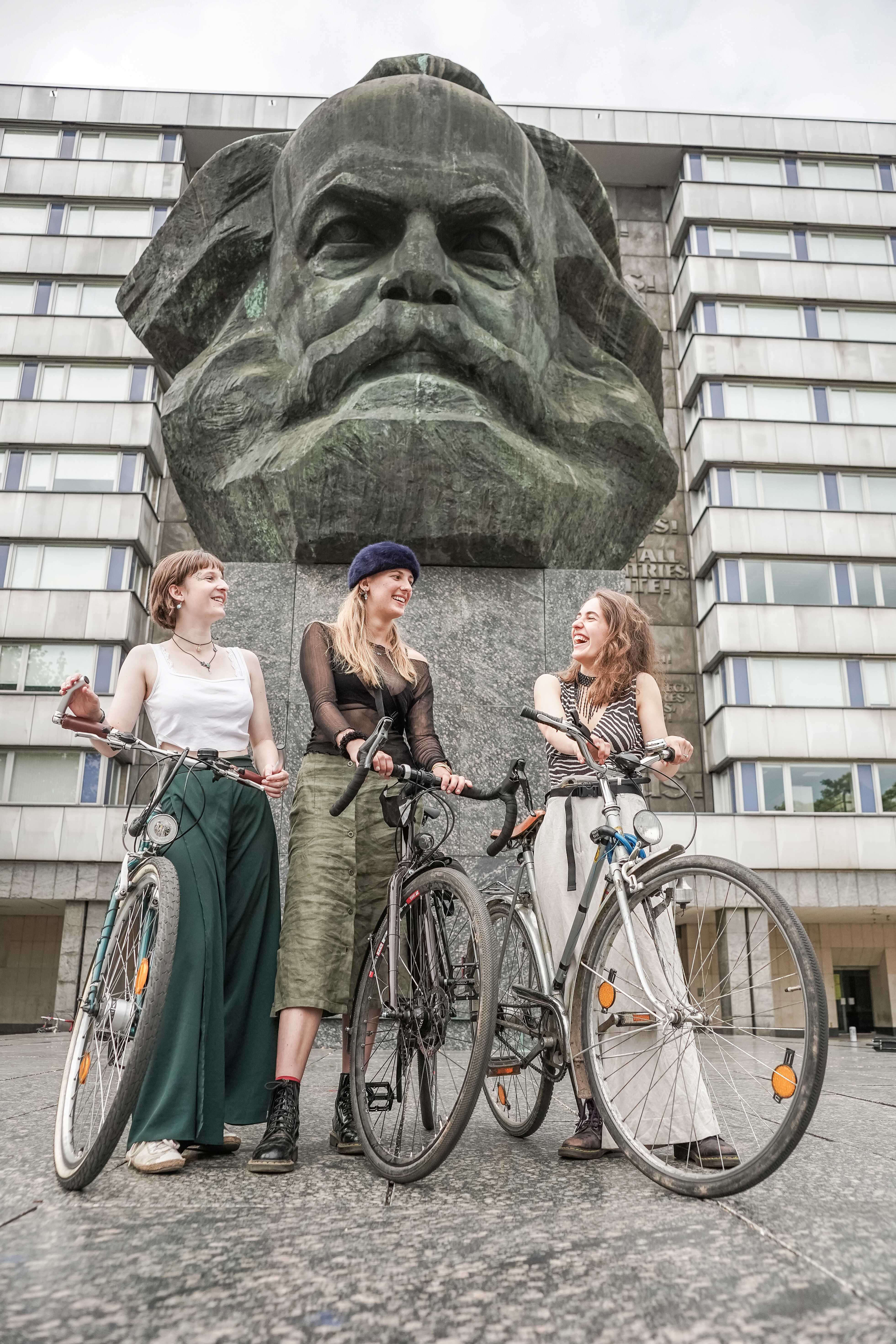 Junge Chemnitzerinnen vor dem Karl-Marx-Monument