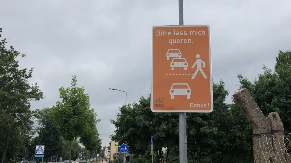 Das Hinweisschild soll Wartezeiten für Fußgänger:innen bei der Überquerung der Zschopauer Straße verkürzen.