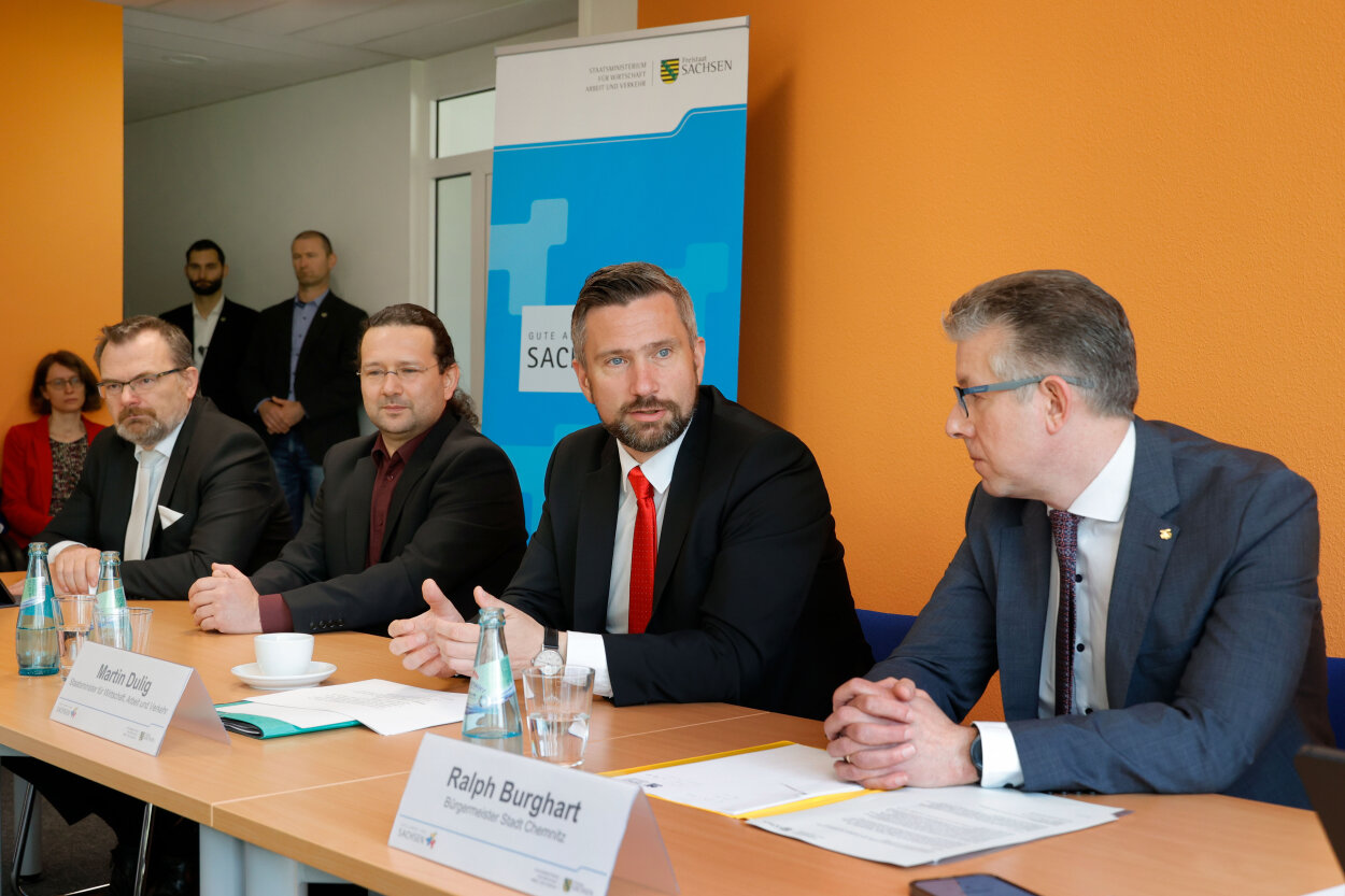 Wirtschaftsminister Martin Dulig und Stadtkämmerer Ralph Burghardt bei der Pressekonferenz zum Start des ZEFAS.