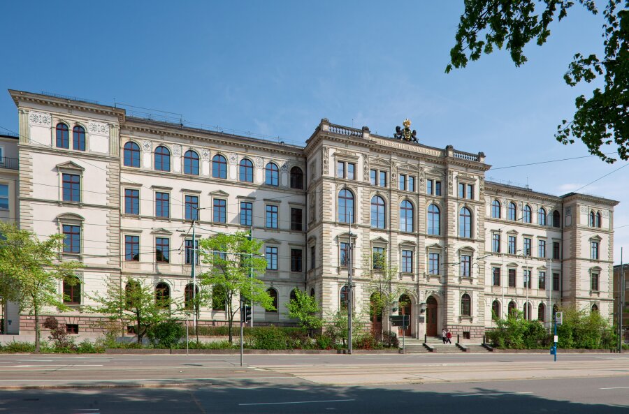 Das Hauptgebäude der TU Chemnitz in der Straße der Nationen.